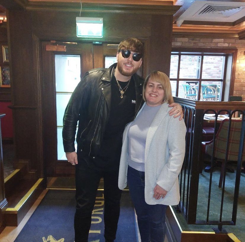 jamesabrasil's tweet photo. 📸 | @JamesArthur23 com uma fã em Dublin ontem.

©️ suziesuek https://t.co/mDAAZWV7DX