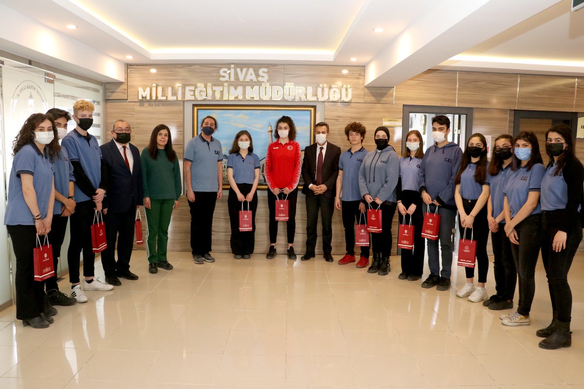 sivasmem's tweet photo. Judo, şiir okuma ve tiyatro yarışmalarında önemli dereceler elde eden Cumhuriyet Anadolu Lisesi öğrencileri, Millî Eğitim Müdürümüz Ergüven Aslan'ı ziyaret etti.

@tcmeb 
@valisalihayhan 
@AslanErguven 

https://t.co/XqxlvMYGuH https://t.co/XMjvufvYxj