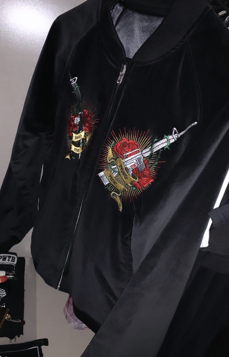 AishiteruRuki's tweet photo. 世界で最も美しいジャケット 🥹😭🙏🖤 @RUKItheGazettE @rad_market @theGazettESTAFF #theGazettE #BLACKMORAL #RAD #RADMARKET #theGazettERuki #Ruki https://t.co/z4Y3CSivz3