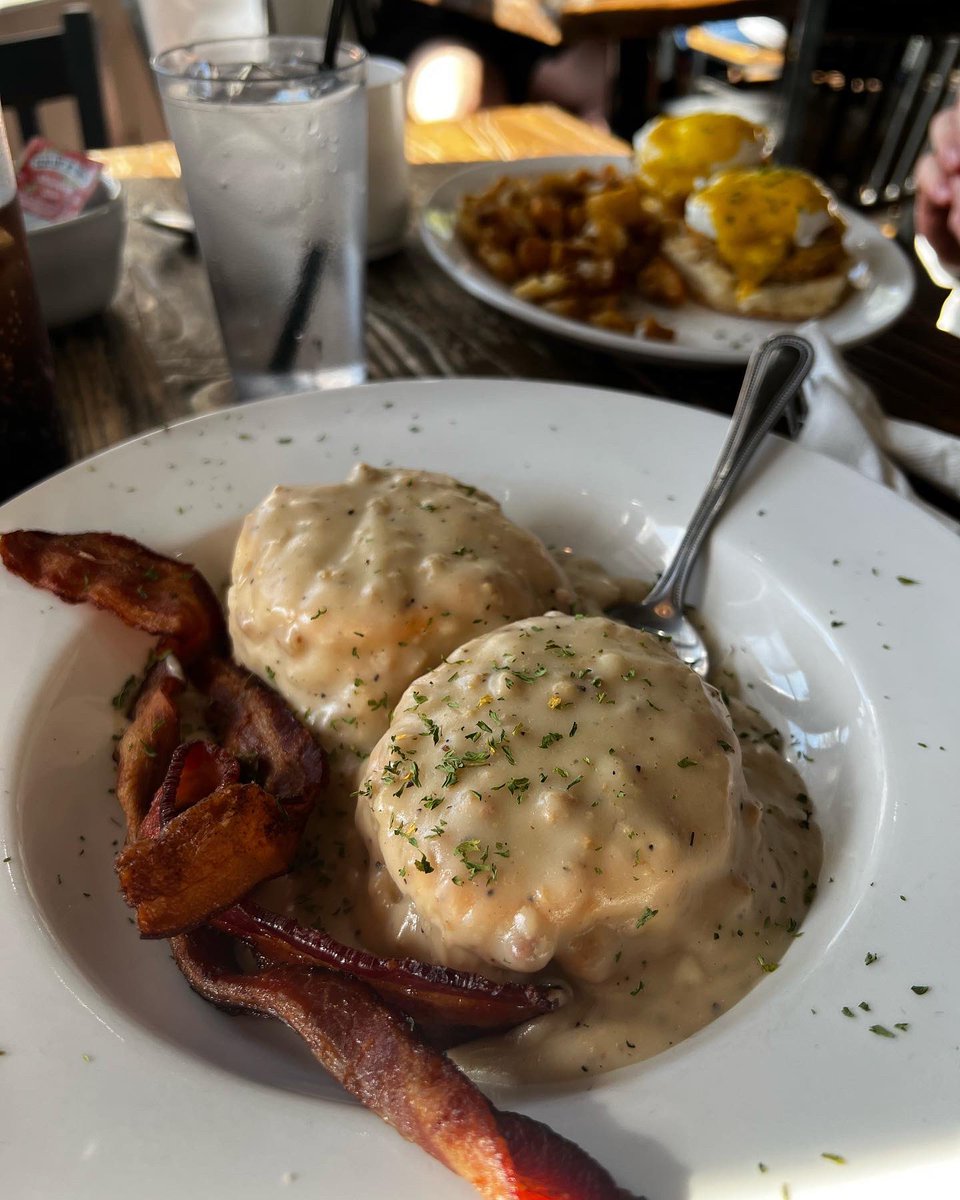 Hollydota's tweet photo. What’s a trip to the south without all the delicious food? Family crawfish boil, biscuits and gravy, and a fried catfish po boy https://t.co/vSOtsEIe6L