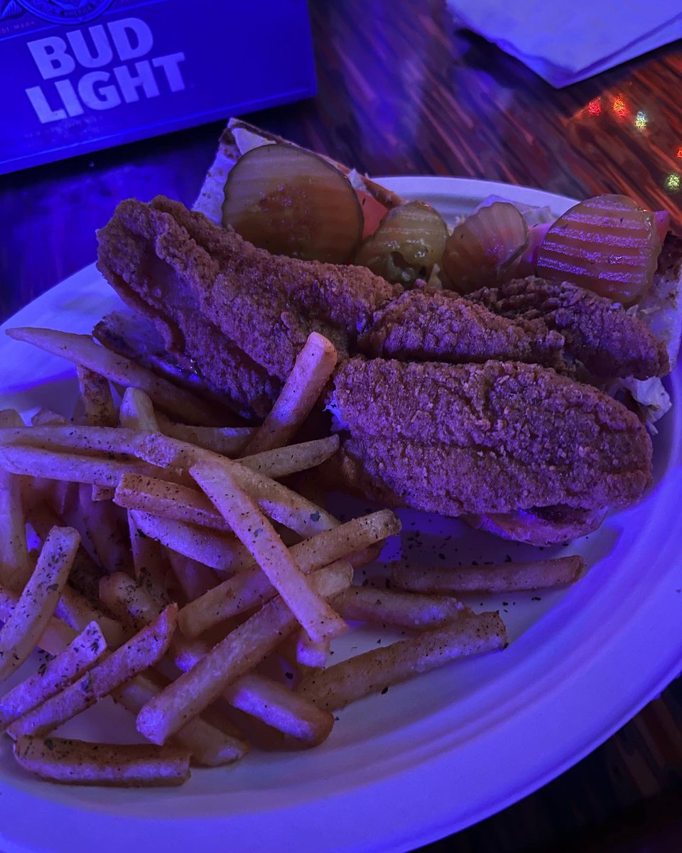 Hollydota's tweet photo. What’s a trip to the south without all the delicious food? Family crawfish boil, biscuits and gravy, and a fried catfish po boy https://t.co/vSOtsEIe6L