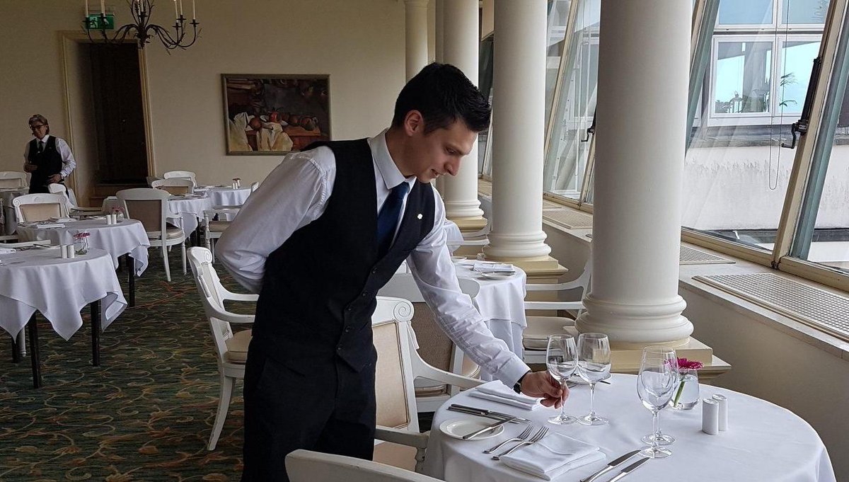 We are hosting a Recruitment Open Day on Monday 4th April at 4pm - 7pm where we want to speak to great candidates who would love to be part of our hotel team!!  If you're interested or know someone that might be, find out more here -> tinyurl.com/bdhe7ycr