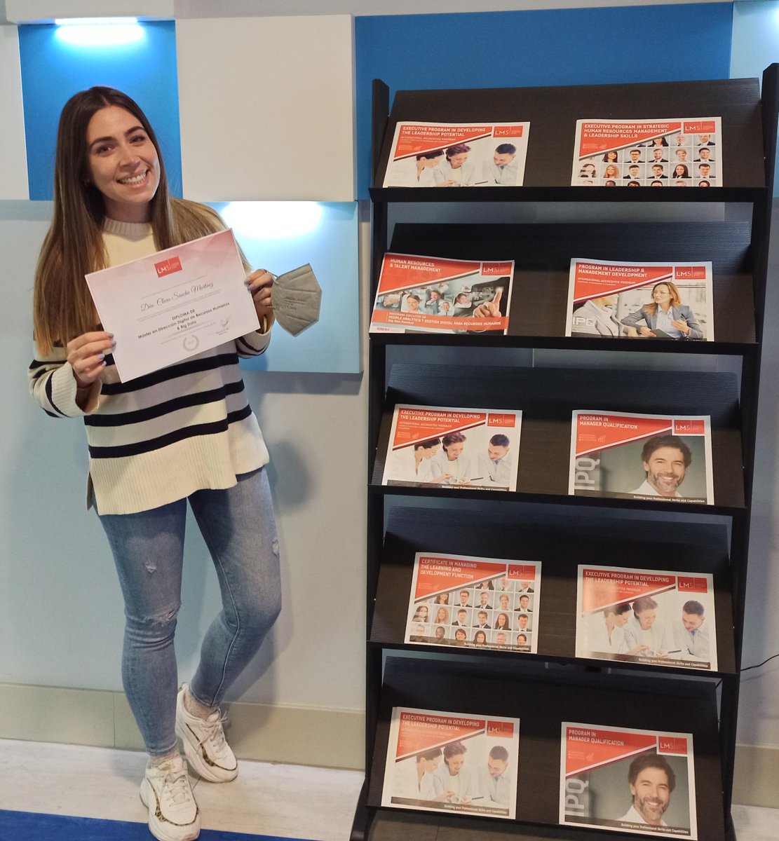 ¡Nos encanta la sonrisa de Clara Martínez Sancha al recoger su diploma del Máster en Dirección Digital de #RRHH y #PeopleAnalytics! ¡Enhorabuena, Clara, muy merecido!