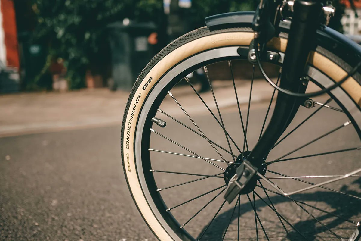 The highly anticipated folding version of the Continental's Contact Urban tyre finally arrived for Brompton. ✅ Lighter. ✅ Faster rolling. ✅ Folding tyre ✅ Improve ride quality. ✅Cream side walls. Shop the tyres: condorcycl.es/3qDyc7T