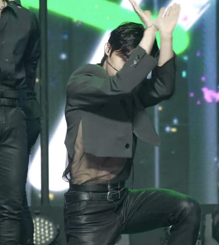 SEUNGM1NE's tweet image. jeongin’s abs is actually pretty well-defined….