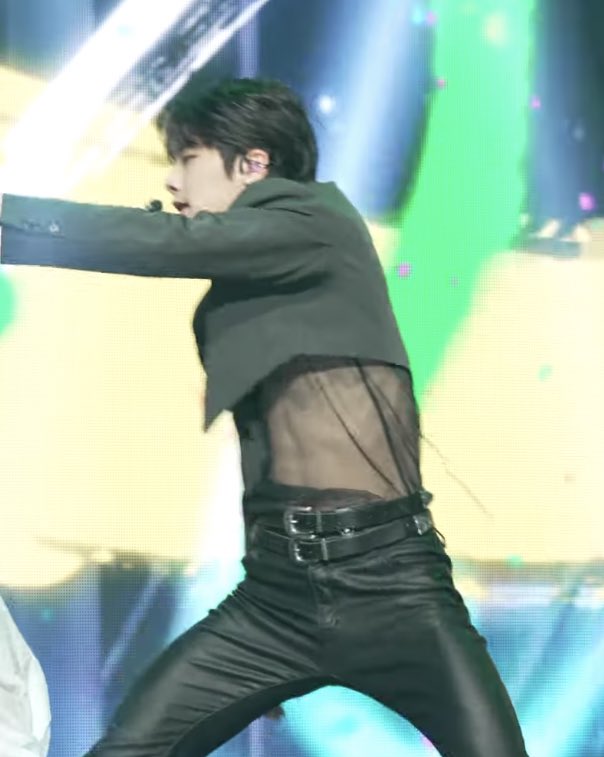 SEUNGM1NE's tweet image. jeongin’s abs is actually pretty well-defined….