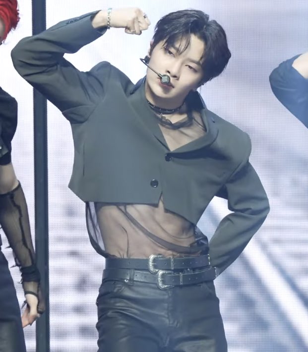 SEUNGM1NE's tweet image. jeongin’s abs is actually pretty well-defined….