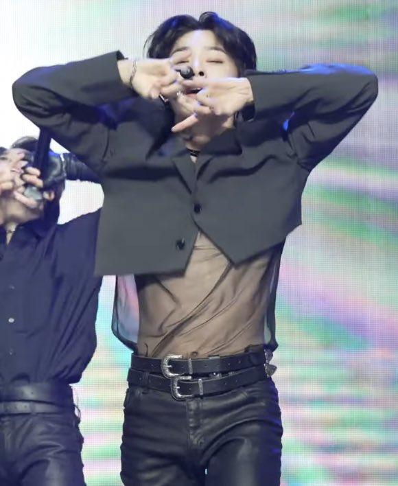 SEUNGM1NE's tweet image. jeongin’s abs is actually pretty well-defined….