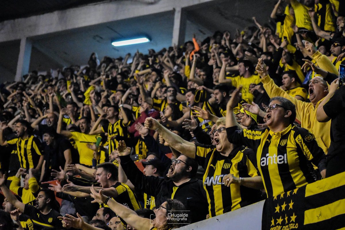 🚨 ENTRADAS 
PEÑAROL VS. NACIONAL. 
Jueves, 21:15. Sólo con público “aurinegro”. 

Peñarol habilitó la venta a público general. Lleva colocadas 1200 entradas de las 4000 disponibles. Tendrá disponibles las tres tribunas del Palacio (Minas, Galicia y Magallanes). 

📸 <a href="/CHugaldeF/">CHugaldeFotografia</a>.