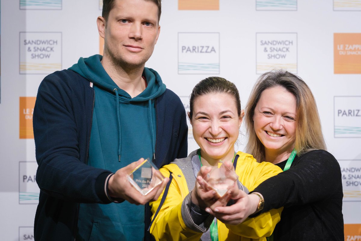 snackshowparis's tweet photo. [Snack Academy]
 🏆 Les concepts ont du talent ! 
 👏 Félicitations à la nouvelle promotion de lauréats de la Snack Academy : Zaza, Totuma, le Coup de Cœur du Jury : Papo, le Coup de Cœur du Public : Jimmy’s Street Food
#snackingdor #francesnacking #sandwichshows #parizza https://t.co/LCJ2XstwZJ
