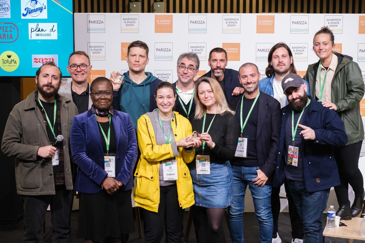 snackshowparis's tweet photo. [Snack Academy]
 🏆 Les concepts ont du talent ! 
 👏 Félicitations à la nouvelle promotion de lauréats de la Snack Academy : Zaza, Totuma, le Coup de Cœur du Jury : Papo, le Coup de Cœur du Public : Jimmy’s Street Food
#snackingdor #francesnacking #sandwichshows #parizza https://t.co/LCJ2XstwZJ