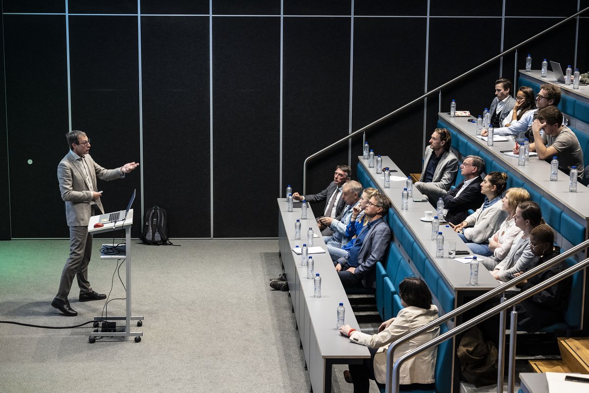 Op donderdag 24 maart gaf Peter van Bodegom het startcollege "Circulaire Internationale Tuinbouwsystemen" . Lees hier meer over het startcollege en zijn visie op de leeropdracht:
centre-for-sustainability.nl/news/startcoll…

<a href="/WorldHortiCentr/">World Horti Center</a> 
<a href="/GemWestland/">Gemeente Westland</a> 

Foto: Thierry Schut