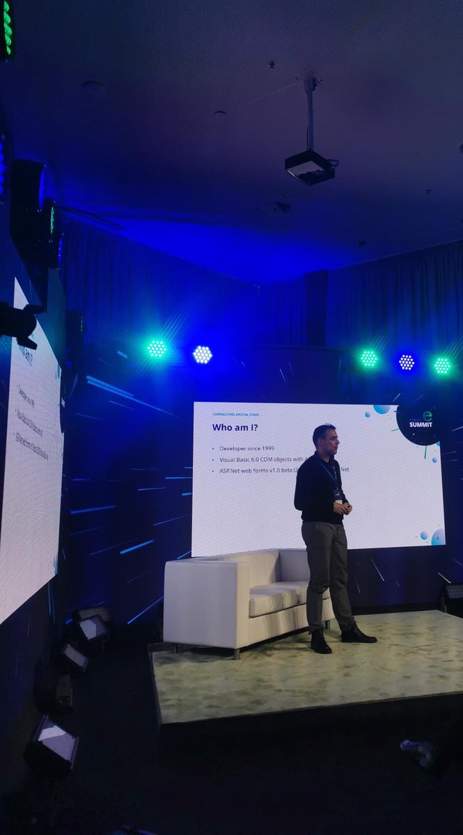 e_bank_it's tweet photo. The 2nd day of the ebankIT Summit is just starting! Paulo Oliveira, from Microsoft, is now sharing his insights on modern architectures. #ebankITSummit #connectingdigitalstars #modernarchitectures #ebankit https://t.co/HzaomHPPKJ