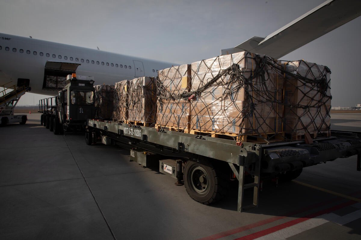 WFPChief's tweet photo. JUST IN: @WFP has reached 1 million people in #Ukraine w/ emergency food assistance including humanitarian convoys into Sumy &amp; Kharkiv, two hard-to-reach cities. Within a few months, we’ll be working hard to scale up to 6 million people. But we urgently need funds to do it. https://t.co/P6vtBvxWcG