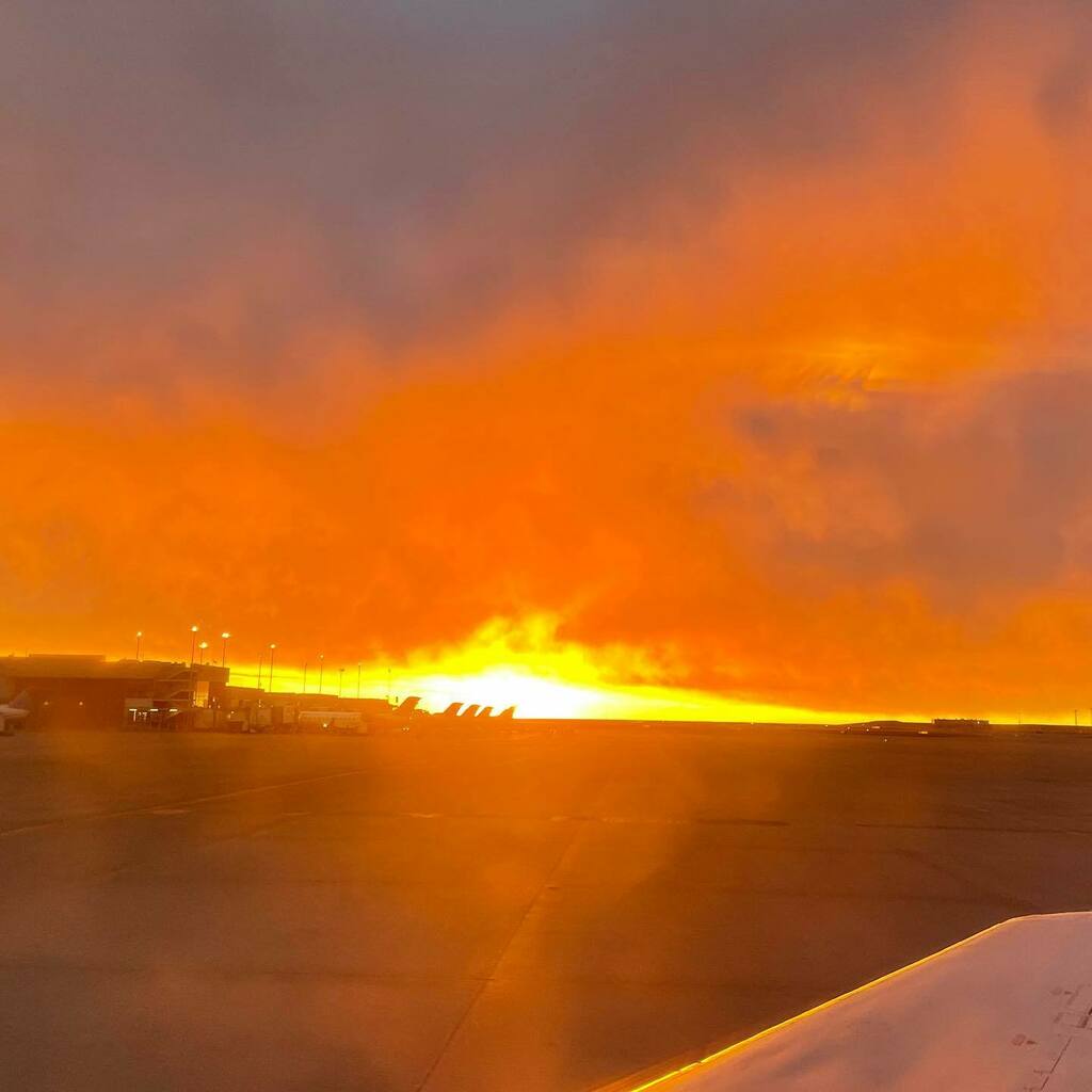 ShepardSymp's tweet photo. Fire in the sky! One of the perks of a 6am flight  #beautyandgratitude https://t.co/TnAitNMuOp https://t.co/z3v4kt7gEz