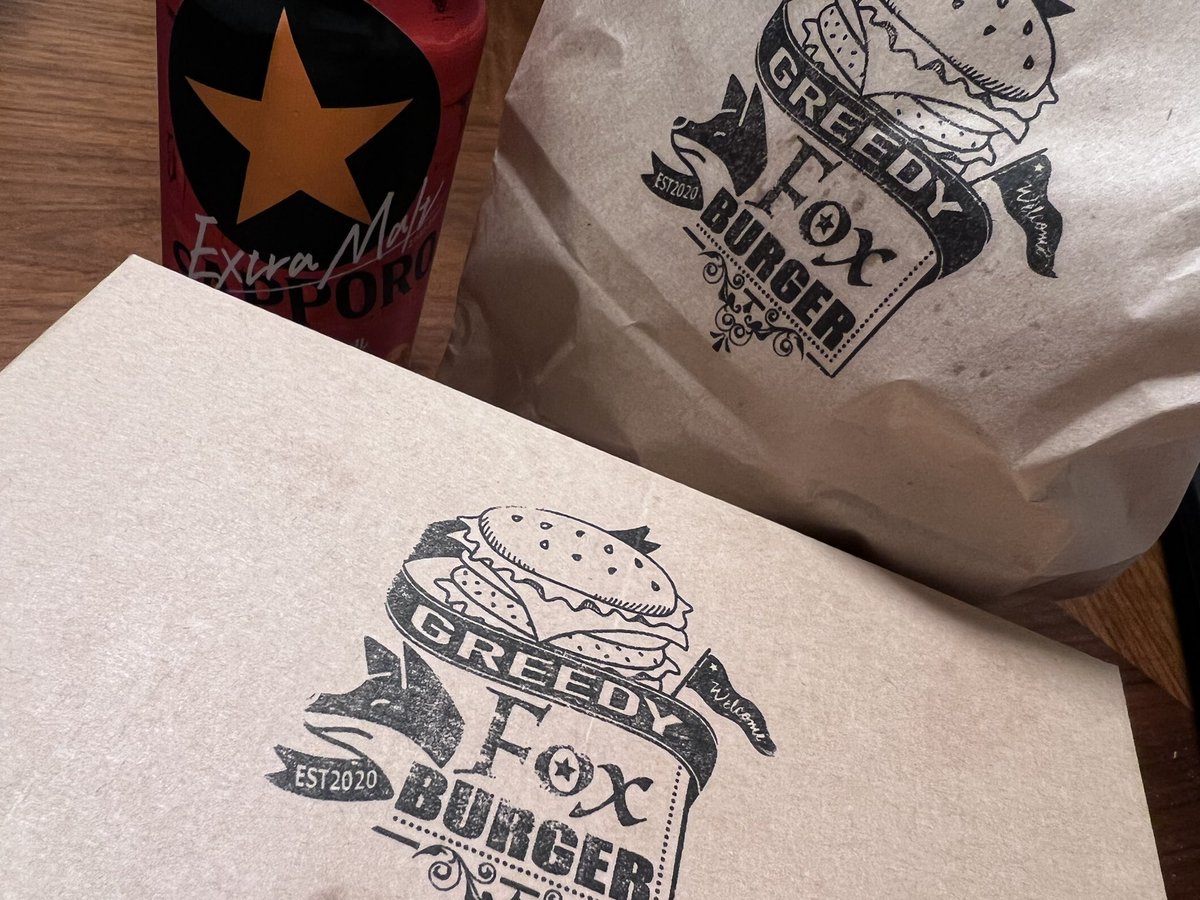 Lovecat007's tweet photo. 延長に延長を重ねたgo to eatのポイントが��ろそろ執行するのでポイントでハンバーガーをテイクアウト。たっぷりのニンニクで炒めたマッシュルームにチーズ、肉肉しいパティ。ビールで流し込む背徳感。
たまにはこんなジャンクな夜もあり。

#greedyfoxburger
#王子 https://t.co/WVtCaBeyI7