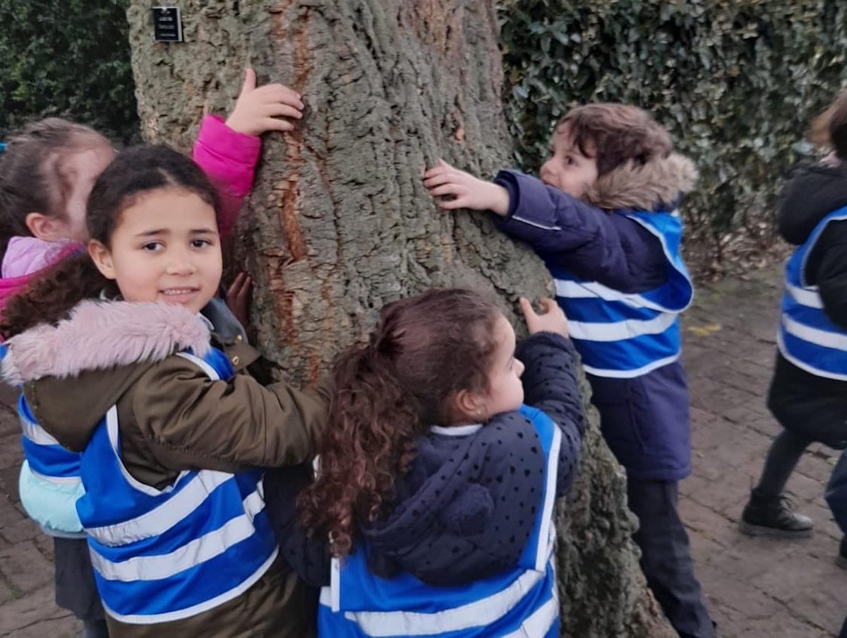 APSofL's tweet photo. As part of their leaning about ‘growth’, Reception children visited the Chelsea Physic Garden, learnt about a range of plants and went on a garden trail. #handsonlearning #creativetopics #enrichment #eyfs #growth https://t.co/vfXMZ2hLl3