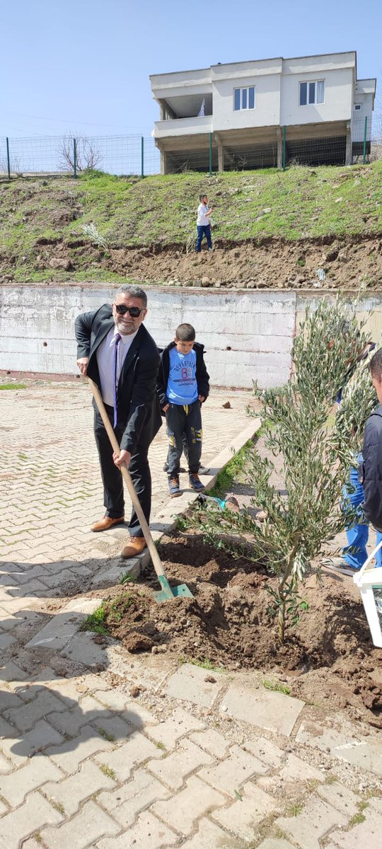 erkandogrugorur's tweet photo. Okulumuzda Orman Haftası etkinlikleri , 
Şube Müdürlerimiz Hasan Ataş,Şerif Irmak ,ve 
Halil Akyüreğ'in katılımlarıyla gerçekleşti.Kendilerine nazik ziyaretleri için teşekkür ederiz.@keceliserkan @kmarasilmem @yusufkahraman_7   @onikisubatmem @halilakyurek33 @ZeytindereO https://t.co/W9YAxzQqQy