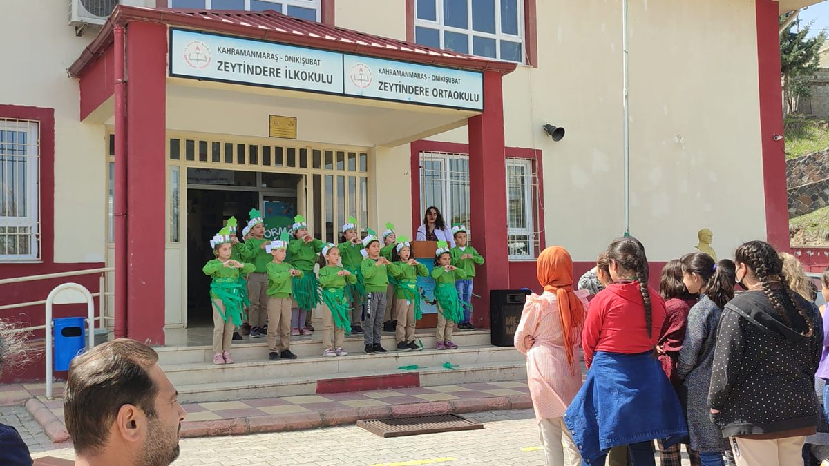 erkandogrugorur's tweet photo. Okulumuzda Orman Haftası etkinlikleri , 
Şube Müdürlerimiz Hasan Ataş,Şerif Irmak ,ve 
Halil Akyüreğ'in katılımlarıyla gerçekleşti.Kendilerine nazik ziyaretleri için teşekkür ederiz.@keceliserkan @kmarasilmem @yusufkahraman_7   @onikisubatmem @halilakyurek33 @ZeytindereO https://t.co/W9YAxzQqQy