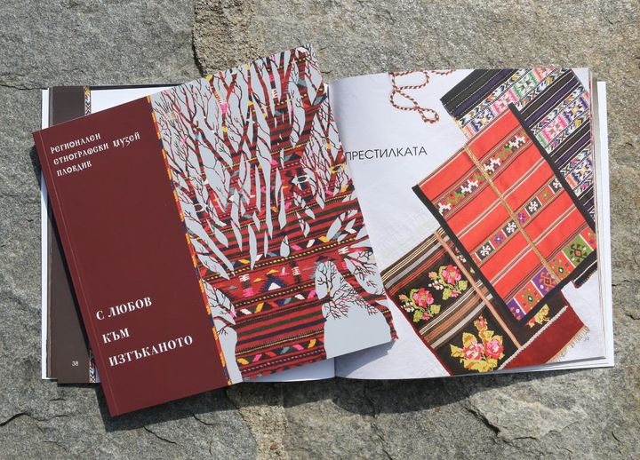 Plovdiv2019's tweet photo. In less than 2 hours is the #opening of the exhibition THE APRON β A SYMBOL AND AN APOTROPAIC and the premiere of the catalogue 'With a love for the weaving'! Welcome to the #RegionalEthnographicMuseum #Plovdiv at 6.00 pm! In detail: https://t.co/1ULqrGLJZS
#LegacyProgramme https://t.co/AaKmoObcrI