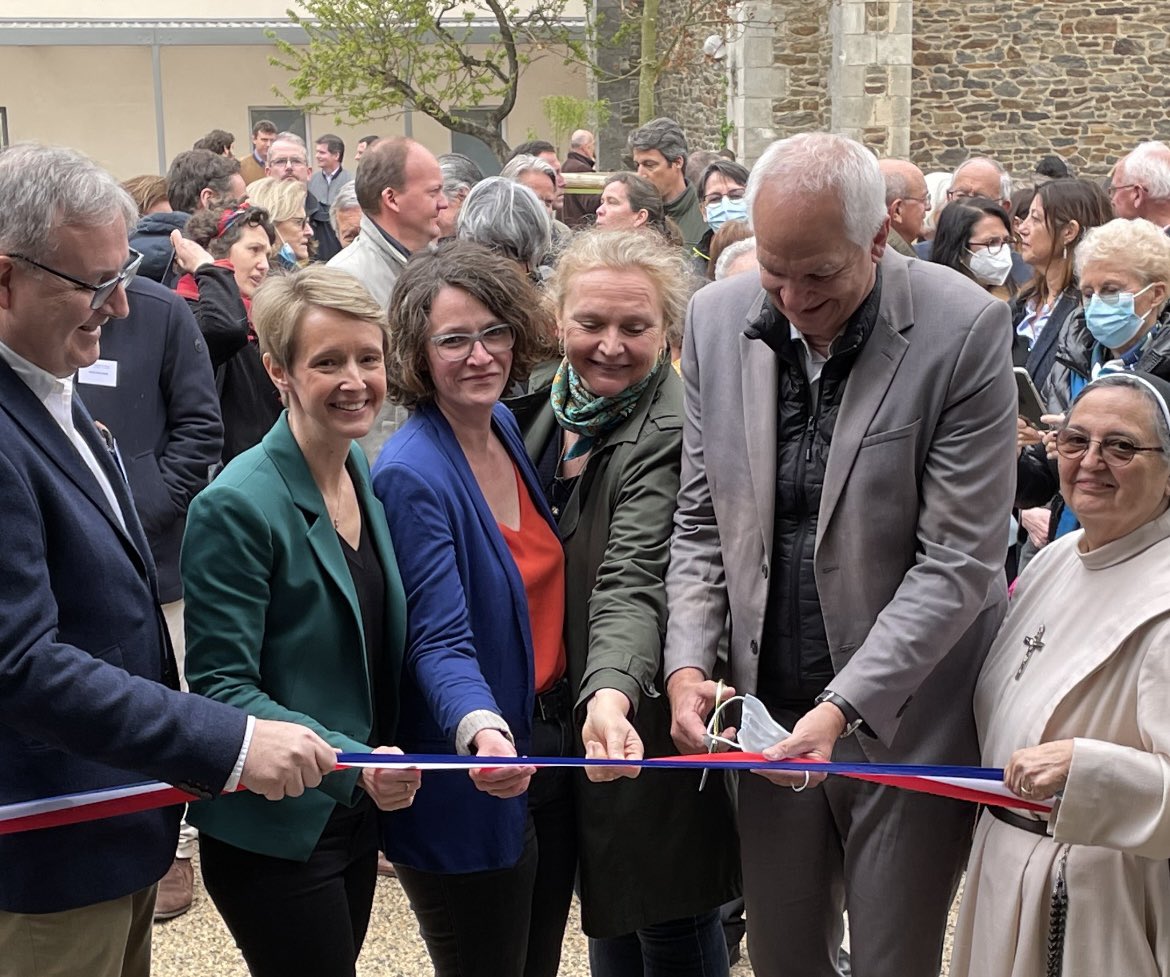 LGarnier44's tweet photo. ✂️ ♥️ Inauguration ce matin de la Maison de Nicodème, magnifique lieu dédié à l’accompagnement des personnes en fin de vie au cœur de #Nantes. Bravo à toute l’équipe de bénévoles engagée pleinement depuis 8 ans pour faire aboutir ce superbe projet ! https://t.co/uuGim6xvQO