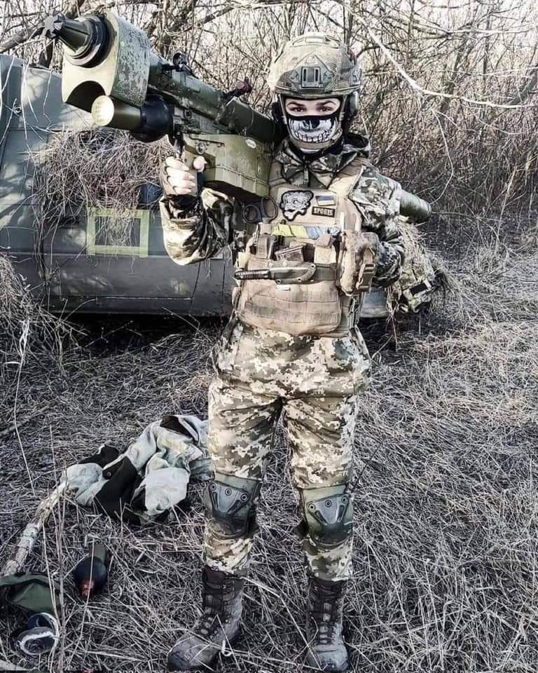 Sky_Lee_1's tweet photo. You have to love this Ukrainian soldier, she’s ready to take out the Russians🇺🇦

#StandUpForUkraine https://t.co/Lnb0LhSrUE