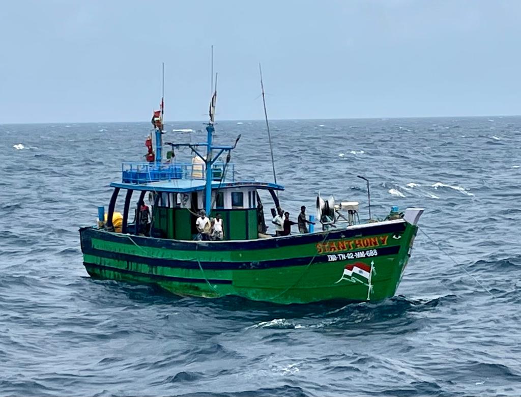 IndiaCoastGuard's tweet photo. #SAR @IndiaCoastGuard Ship Priyadarshini located a stranded fishing boat FB Saint Antony alongwith 09 crew yesterday,adrift since 25 Mar 2022 due to engine failure at Bay of Bengal. All crew safe and healthy. Boat was escorted and entered #Visakhapatnam today. https://t.co/n1DFWj1pU5