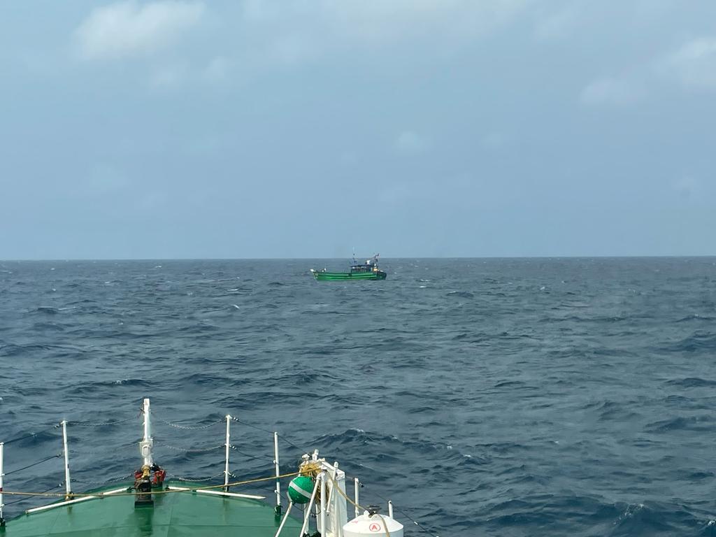 IndiaCoastGuard's tweet photo. #SAR @IndiaCoastGuard Ship Priyadarshini located a stranded fishing boat FB Saint Antony alongwith 09 crew yesterday,adrift since 25 Mar 2022 due to engine failure at Bay of Bengal. All crew safe and healthy. Boat was escorted and entered #Visakhapatnam today. https://t.co/n1DFWj1pU5