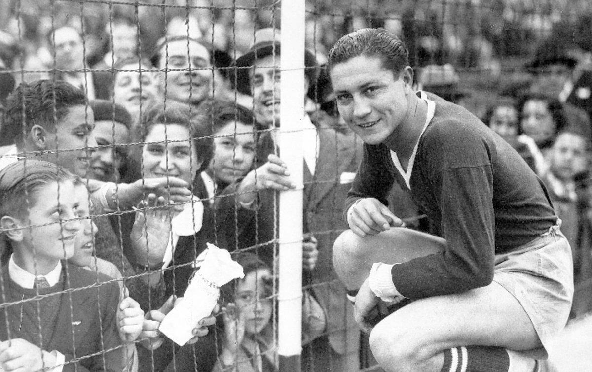 El fútbol cambió para siempre hace 107 años. Nacía Arsenio Pastor Erico, el goleador histórico del fútbol argentino. Leyenda de #Independiente y del deporte.

Siempre parte del #OrgulloNacional ❤️

#TodoRojo 🔴