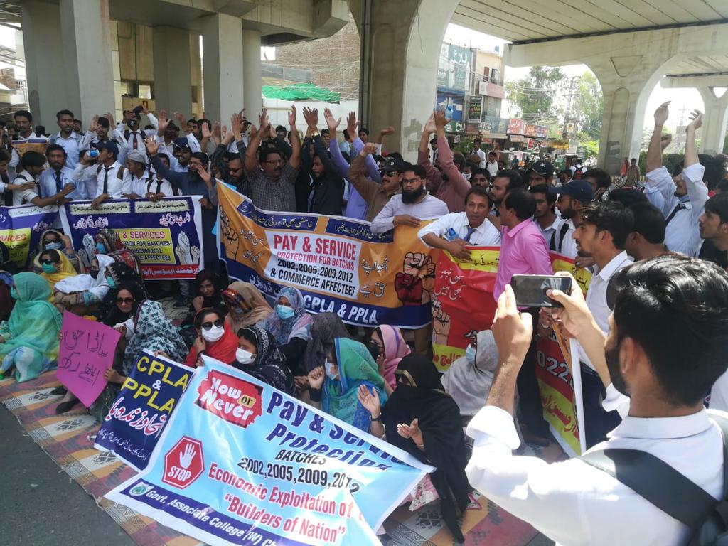 misssharif786's tweet photo. #SaveTeacher_SecureFuture
every one is asking for pay and service protection. https://t.co/j6cg7hxQXr