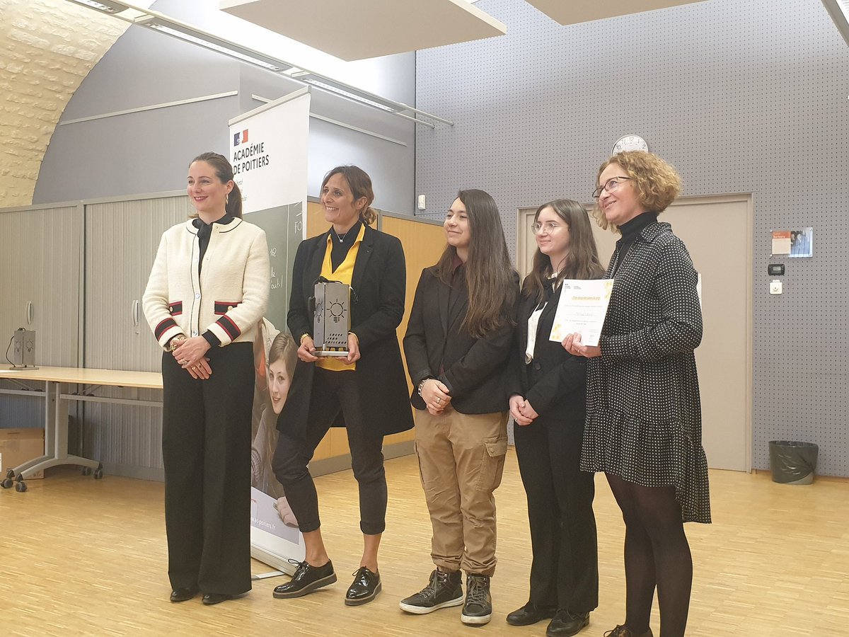 EricZahnd1's tweet photo. Bravo à route l'équipe #mathebdo , coup de cœur ❤des prix académiques de l'innovation, succès amplement mérité pour les 12 formateurs engagé.e.s sans relâche et sans limite de temps dans un projet si diversifié et tellement fédérateur. https://t.co/80SW3jKVMF