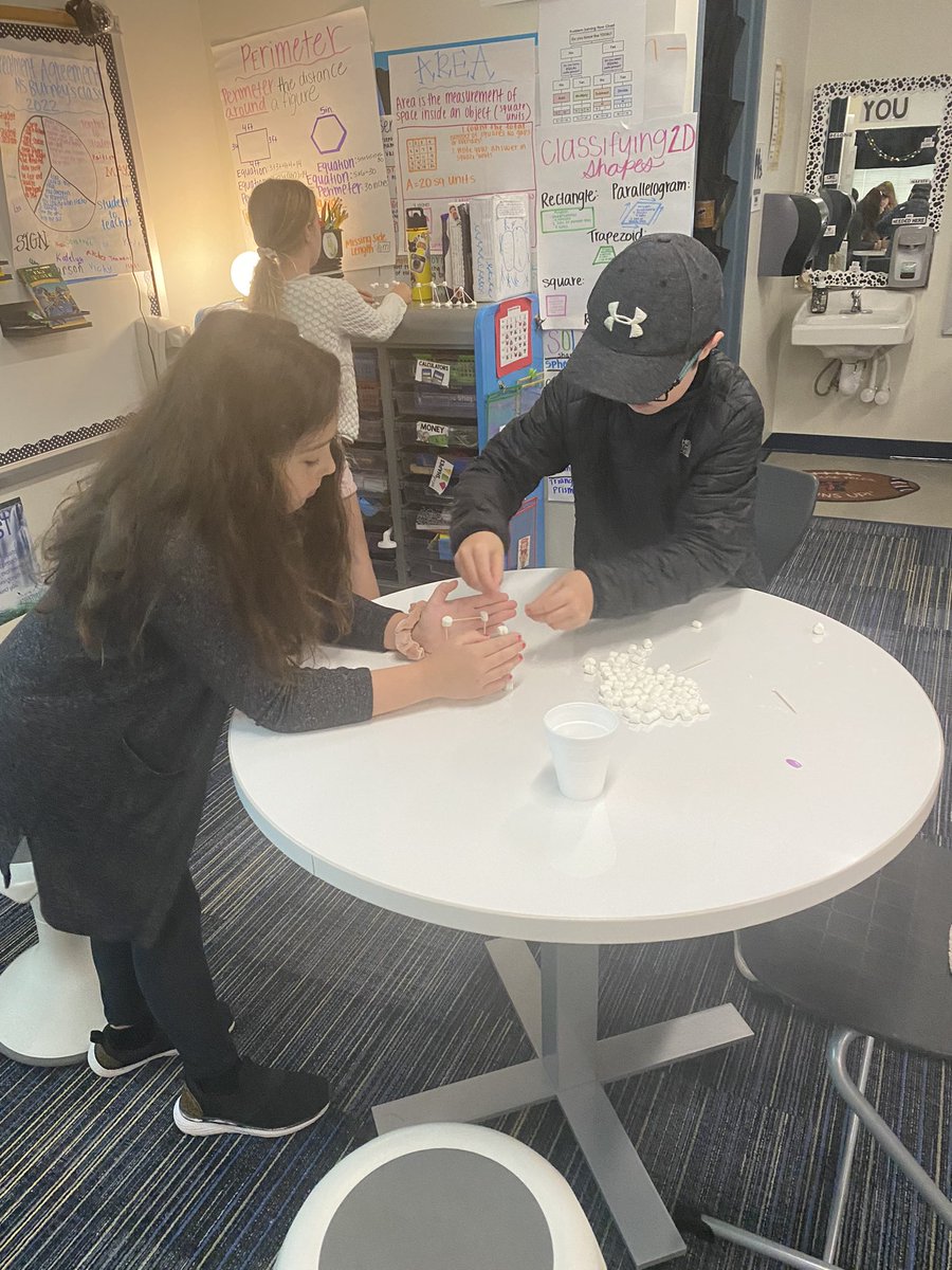 Andrea Manos tweet media