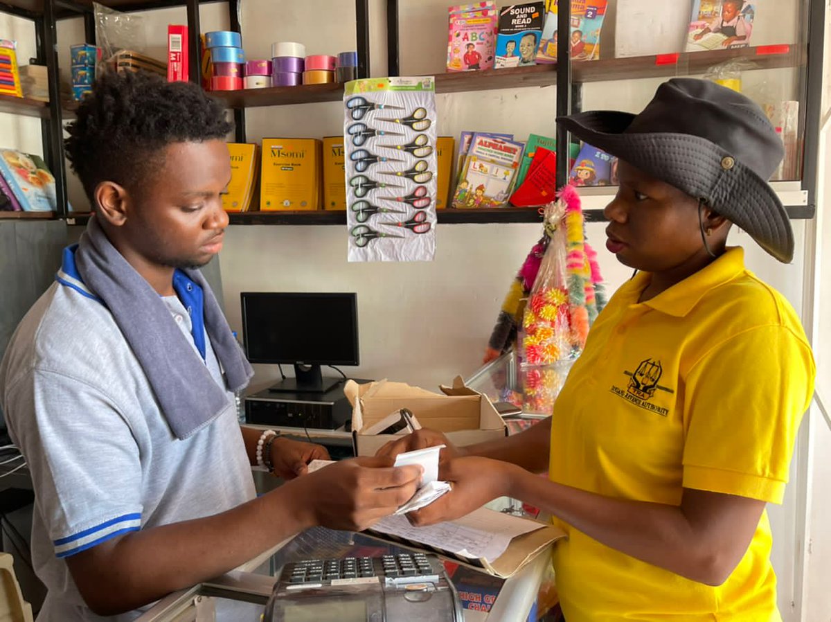 TRATanzania's tweet photo. #SALASALA Maofisa wa Mamlaka ya Mapato Tanzania TRA wakiendelea na zoezi la elimu kwa mlipakodi mlango kwa mlango Mkoa wa kodi #Tegeta eneo la Salasala leo tarehe 30 Machi 2022 mkoani #DaresSalaam. https://t.co/uMaFgJTzGL