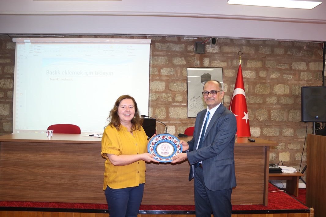 iokihk's tweet photo. Kütüphanemizde 58. Kütüphane Haftası kapsamında İstanbul Üniversitesi Öğretim Üyesi Hülya DİLEK KAYAOĞLU ve Kütüphaneci Gülsemin GENÇTÜRK tarafından “Dijital Çağda Okumanın Dönüşümü” temalı seminer gerçekleştirildi. https://t.co/PeH4dm8IMa