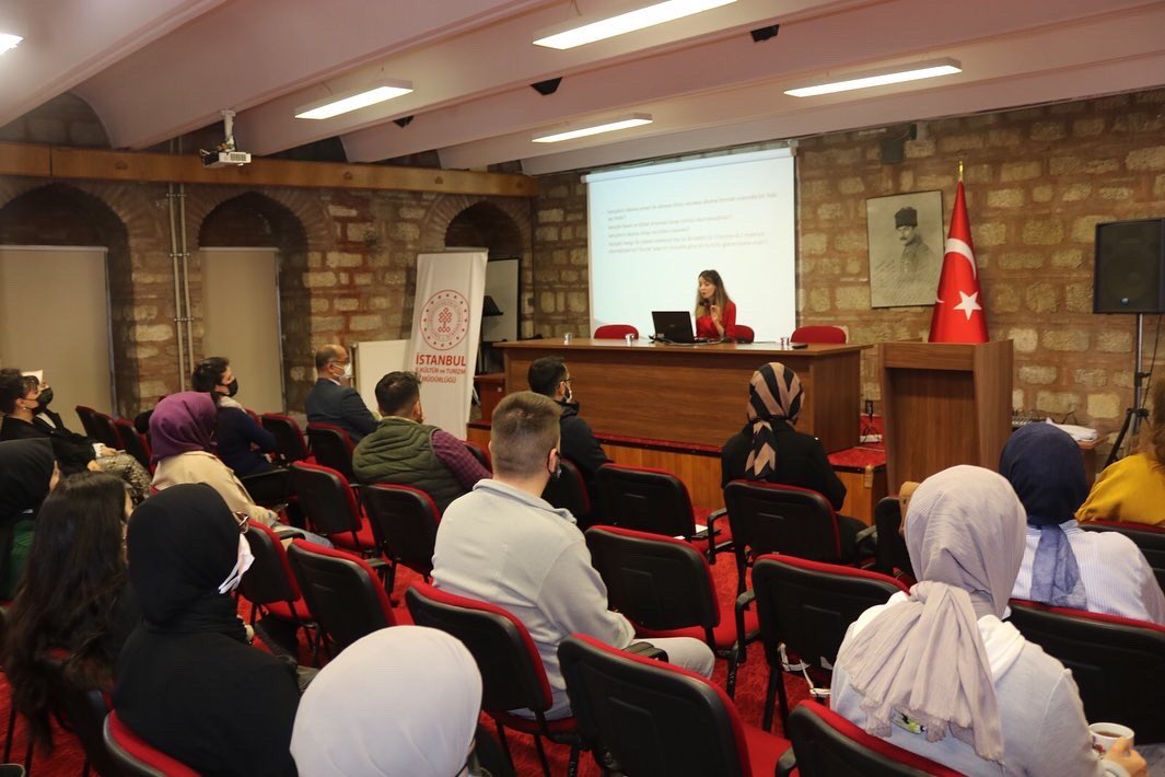 iokihk's tweet photo. Kütüphanemizde 58. Kütüphane Haftası kapsamında İstanbul Üniversitesi Öğretim Üyesi Hülya DİLEK KAYAOĞLU ve Kütüphaneci Gülsemin GENÇTÜRK tarafından “Dijital Çağda Okumanın Dönüşümü” temalı seminer gerçekleştirildi. https://t.co/PeH4dm8IMa