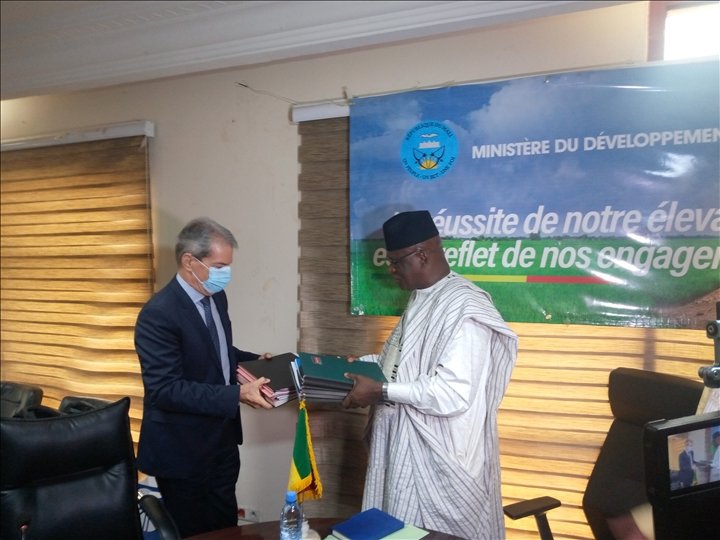 Coopération Mali-Brésil :
Signature de deux conventions d'un montant de 2.499.857,78 dollars US pour l'élevage.
 news.abamako.com/h/268212.html