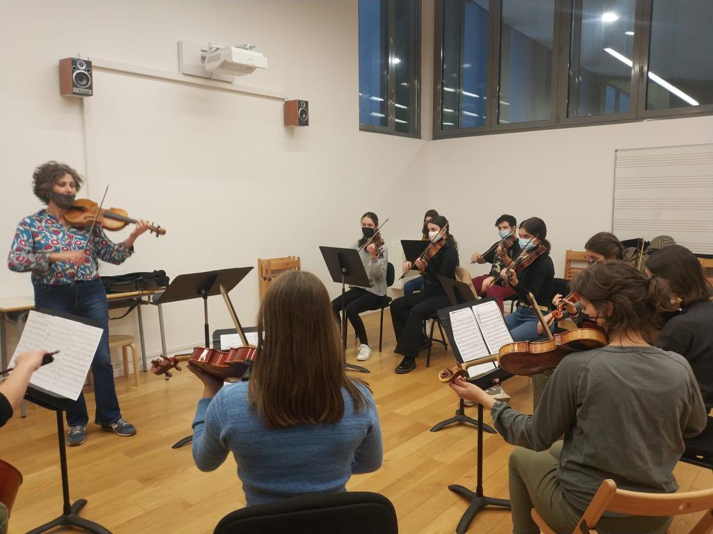 La nostra #professoraESMUC de violí del @EsmucAntiga ALBA ROCA, ahir a l’@escolamusicavic 
  
#CordatalAntiga “Corda’t a l’antiga” 

#EarlyMusica #MúsicaAntiga @esmuccat