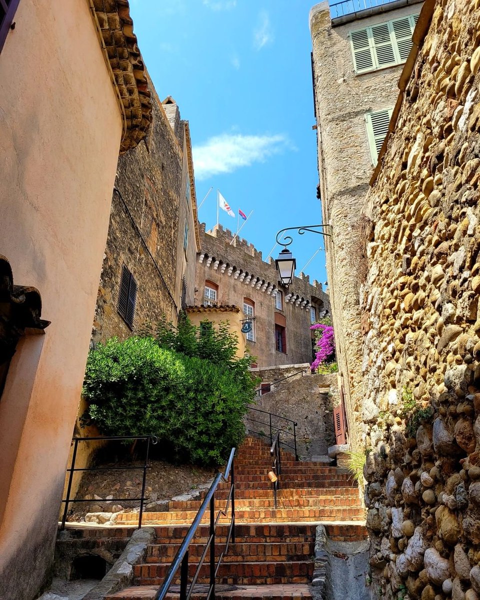 Ruelles pavées, passages voûtés &amp; 🏰 …. Parcourez le Haut-de-Cagnes, un bourg médiéval où le charme et l’authenticité règnent 😍

📸 cagnes.tourisme (ig)

#ExploreNiceCotedAzur #HautdeCagnes #CagnessurMer #CotedAzurFrance #OnATousBesoinDuSud #JeRedécouvrelaFrance