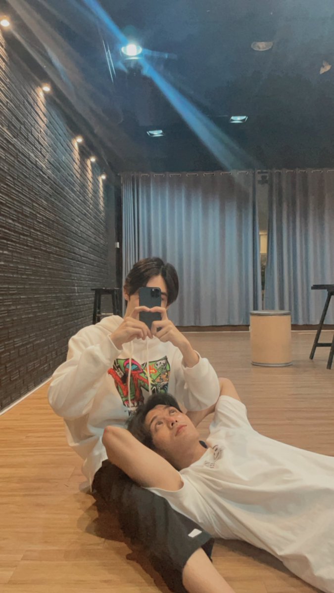 jerocobi's tweet image. بس هالاثنين-