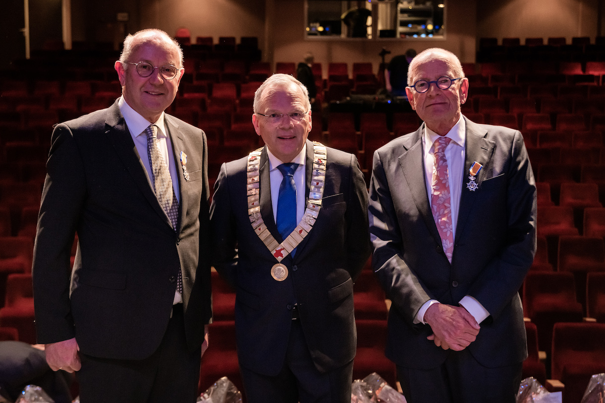 Gisterenavond namen we afscheid van negen vertrekkende raadsleden. Raadsleden Gert Ploeg (SGP) en Hilhardt Brul (Pro’98) en Lukas Scheijgrond (ChristenUnie) kregen voor hun indrukwekkende verdiensten een Koninklijke Onderscheiding van burgemeester Luteijn. barneveldsekrant.nl/lokaal/politie…