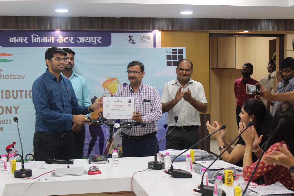 jscljaipur's tweet photo. #Jaipur Citizen who secured 1st position in #freedom2cycle camapign Mr. Prabhu Dayal has been awarded with a gear #Cycle
Jaipur Smart City CEO Sh. @AvdheshMeenaIAS ji gave the prize to our #Winner
#AzadiKaAmritMahotsav #AmritMahotsav #cycling #prize #No1 #city #jaipursmartcity https://t.co/CIE5RtAQuz