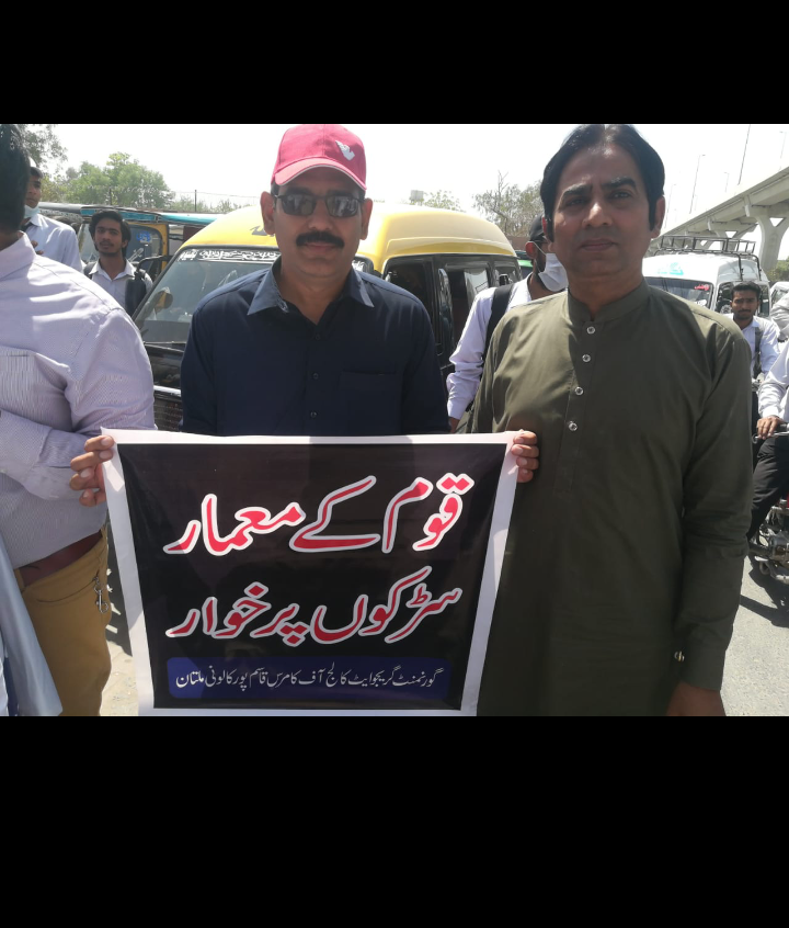 Lubnamaqsood3's tweet photo. we will also get Insha Allah out rights ,yet still on roads

 #SaveTeacher_SecureFuture https://t.co/aJJROU6Fqv