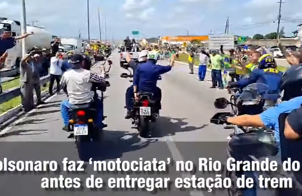 desmentindobozo's tweet photo. Mais uma vez o presidente Jair Bolsonaro fazendo "motociata" em dia útil com escolta da PRF.

Como não chamar de BOLSONARO VAGABUNDO? https://t.co/UGNwbV8aY1