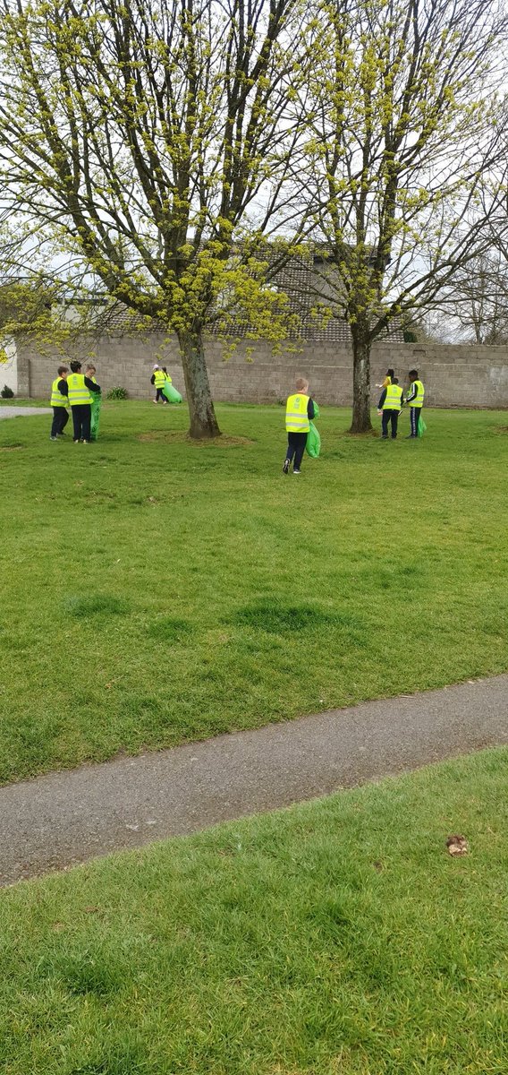 MrLynch3rdclass's tweet photo. 3rd Class were out and about in our community today doing our bit for the Spring Clean Up! @antaisce @GreenSchoolsIre @GreenPats @TTNewbridge @newbridgeparish @June_Fest https://t.co/IposStIgm4