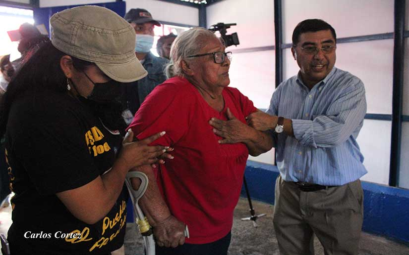 💗Ella es doña Paula Mendoza y ayer recibió su casita de parte de nuestra Alcaldía. 

Aquí no andamos en guerra contra las maras, los nazis, los carteles, el sionismo, el fascismo... aquí andamos en guerra contra la pobreza y la desigualdad!  

#Nicaragua <a href="/fidelmorenoni/">Manuel</a>