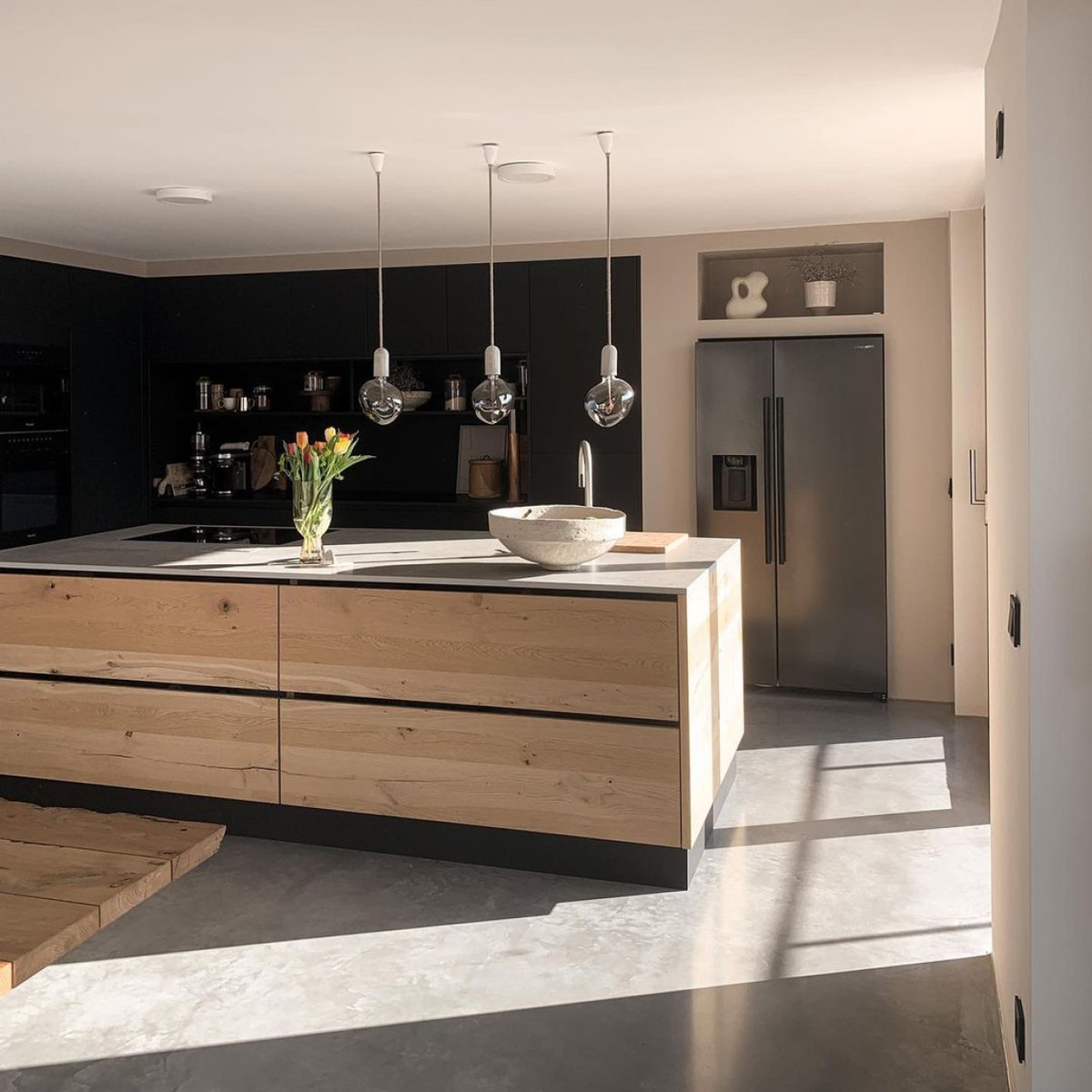NudCollection's tweet photo. This view is just stunning👌✨ Love 3 pendants hanging together, attached to the ceiling with the small included cup👏 From the beautiful kitchen of @houselovelife ❤️ #kitcheninspo #Rockbulb #concretependants #nudcollection https://t.co/JQz4GkiHY3