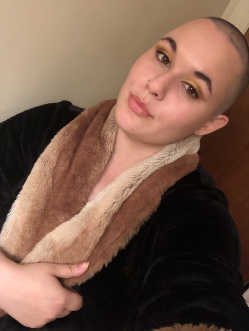 #bald headed Queen 👑 https://t.co/pfv9Cnb3PT<a href="/tag/bald"class="tags">#bald</a>