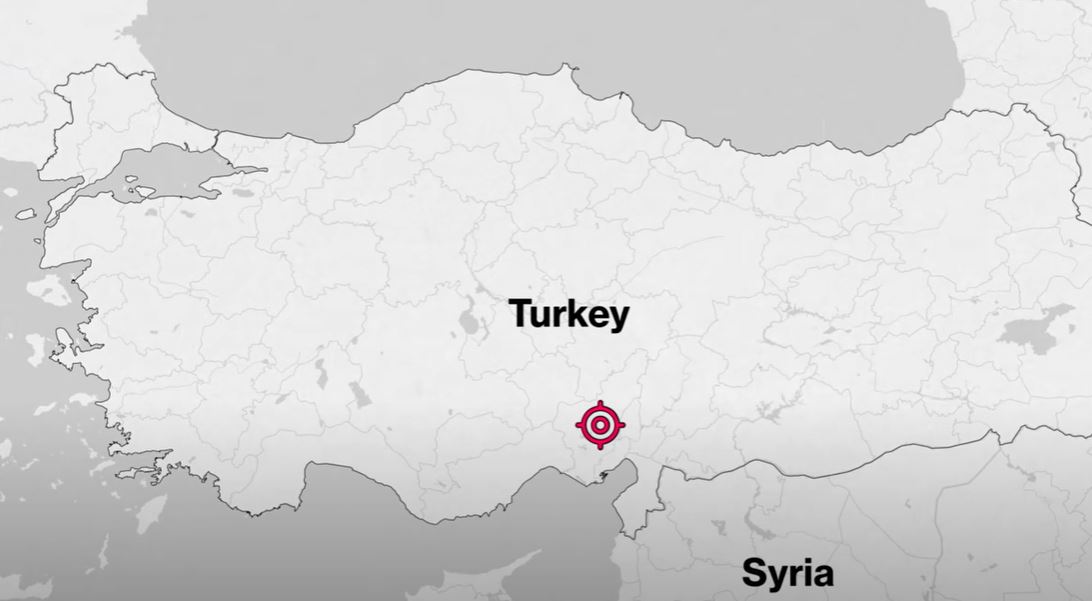 dailydata_dd's tweet image. Tesco market zincirlerine ait plastik poşete takip cihazı yerleştiren @KitChellel geri dönüştürülemeyen atıkların İngiltere&apos;den yola çıkıp Hollanda, Almanya ve Polonya&apos;da tesislere uğradığını ve atıkların son durağının ise Adana olduğunu tespit etti. (Bloomberg)