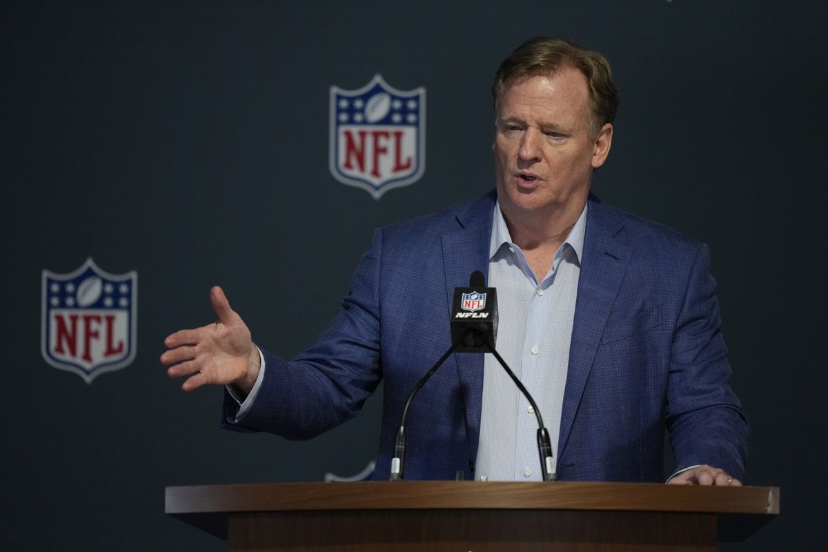 SSMiamiDolphins's tweet photo. #NFL Commissioner: No timetable on Steve Ross investigation stemming from Brian Flores lawsuit #Dolphins https://t.co/XBgwjAymNK https://t.co/YTtldpKWcp