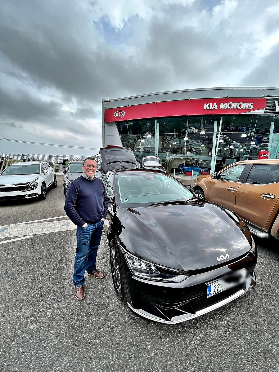 WCCKia's tweet photo. Clive is staying with KIA but this time going electric with the fabulous all new 2022 KIA EV6 ⚡
.
.
#Kia #EV6 #HappyCustomer #Wexford Dublin #Cars #sporty #testdrive #Newcar #WednesdayMotivation https://t.co/cJXO4BRKuC